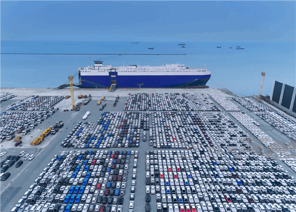 集装箱海运价钱低迷，，，汽车海运价飙涨，，，滚装船运费暴涨4倍仍缺，，，上汽、比亚迪接连下单造船，，，加速出海