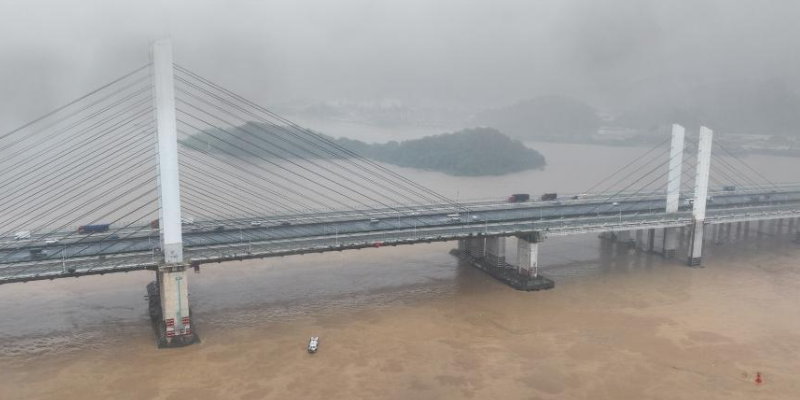 广东佛山九江大桥防撞墩受船舶擦碰，，，，，，船只淹没